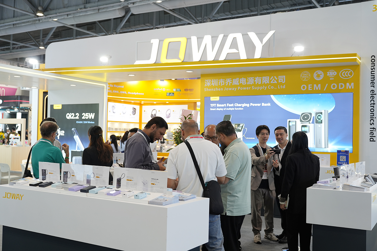 Joway with its brand Qi2.2 25 W magnetic wireless charging treasure, with its own telescopic line fast charging mobile power supply, with a line with a bracket fast charging mobile power supply and many other new technology and hot products on the global resources exhibition