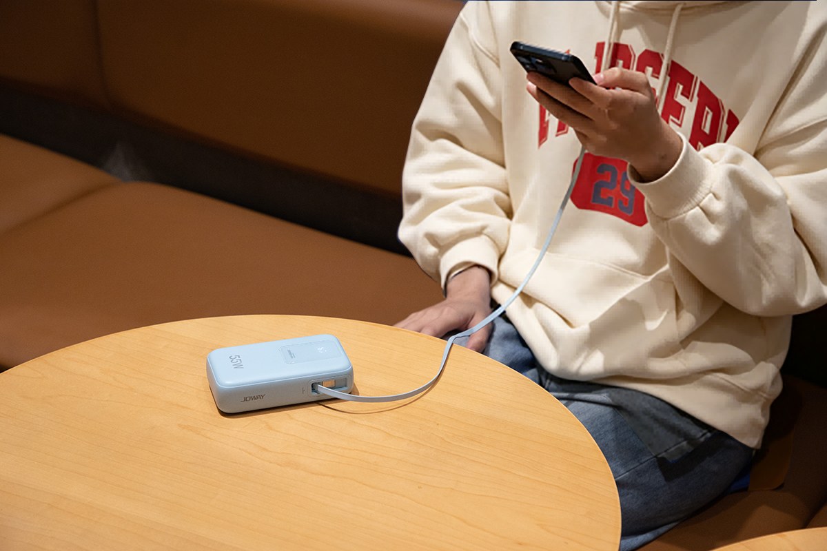 Built-in Retractable Cable Power Bank